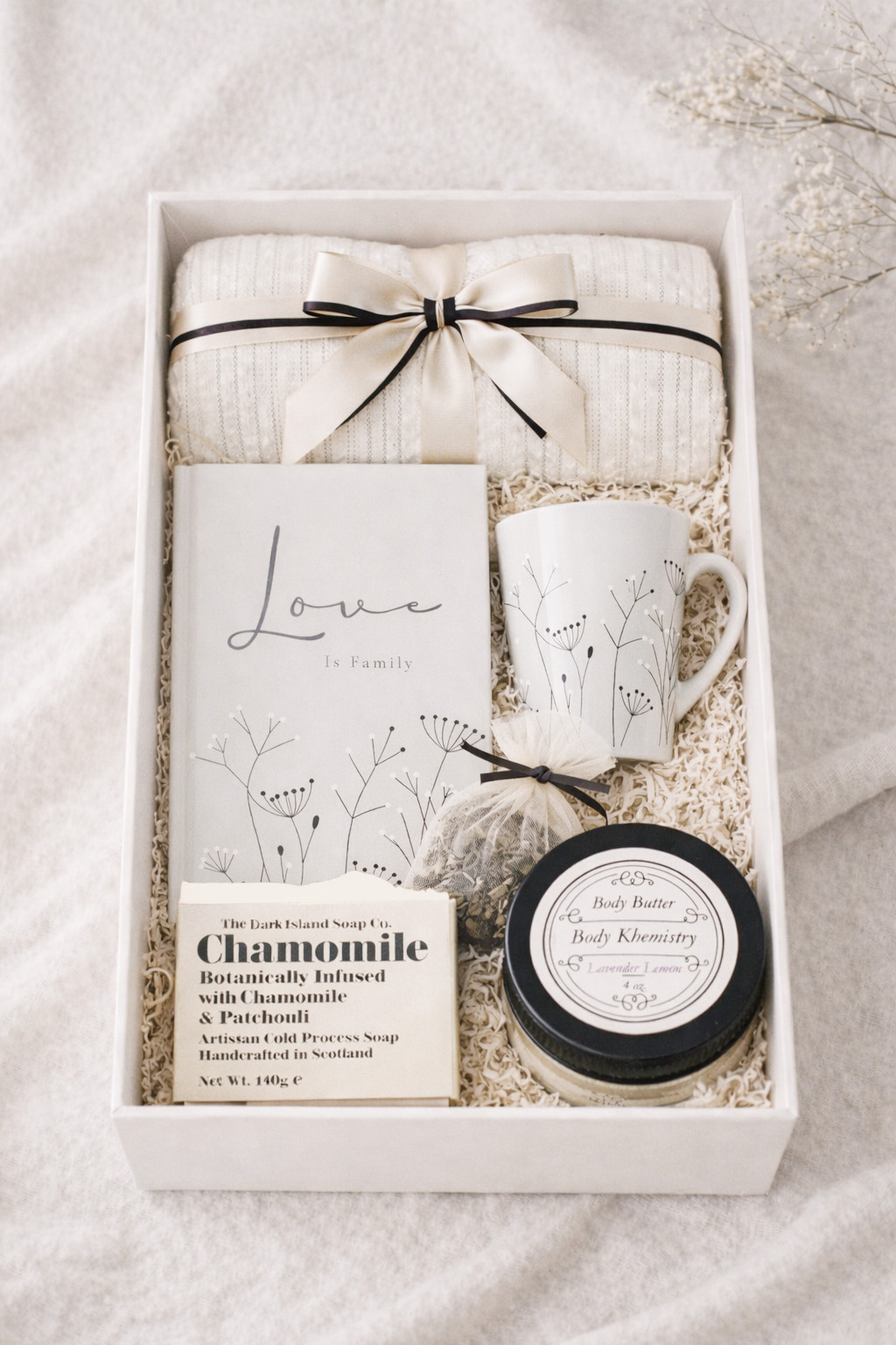 How to Build a Cozy Gift Box for the Woman Who Feels Like Family How to Build a Cozy Gift Box for the Woman Who Feels Like Family
